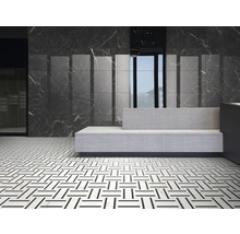 Lobby mit Fliesenboden im Fischgrätmuster und Wandverkleidung in Marmoroptik