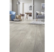 Heller Wohnraum mit Laminatboden in Holzoptik, Sofa und Sessel