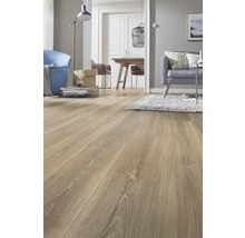 Wohnzimmer mit hellem Holzboden, Sofa und Sessel