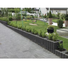 Garten mit Pflasterweg, Rasenfläche und Pflanzsteinen