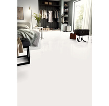 Heller Schlafraum mit Bett, Kleiderschrank und weißem Fußboden