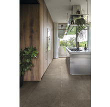 Helle Küche mit Kücheninsel, Holzschränken und Bodenfliesen.