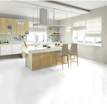 Helle Küche mit Kochinsel, Stühlen und Fenstern mit Rollos