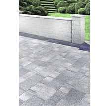 Gartenanlage mit Mauer, Pfeiler und Pflastersteinen