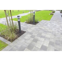 Gartenweg mit Betonpflastersteinen und Außenleuchten