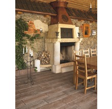Innenraum mit Kamin, Holzboden und Esstisch mit Stühlen