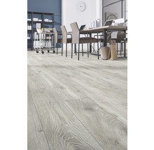 Heller Holzboden in einem Büroraum mit Tisch, Stühlen und Regalen