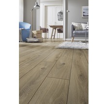 Wohnzimmer mit verlegtem Laminatboden in Holzoptik