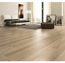 Heller Holzboden in einem Schlafzimmer mit Bett, Teppich und Fenstern.