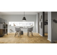 Heller Wohnraum mit Parkettboden, Esstischgruppe und Beleuchtung