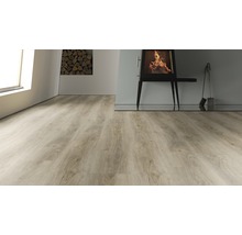 Heller Holzboden in einem Wohnraum mit Kamin und Holzstapel