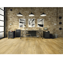 Bürogestaltung mit Holzboden, Schreibtisch, Stuhl und Ziegelwand