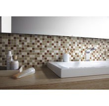 Badezimmer mit Mosaikfliesen, Waschbecken und Armaturen.