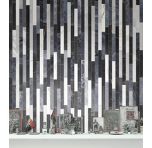 Wandgestaltung mit Mosaikfliesen in Streifenoptik als Hintergrund für ein Regal