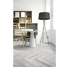 Helles Zimmer mit Regalen, Tisch, Stühlen, Stehlampe und Bodenfliesen in Fischgrätenmuster