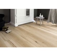 Heller Holzboden in einem Zimmer mit Schrank, Tisch und Dekoration