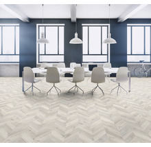 Modernes Besprechungszimmer mit Parkettboden, Konferenztisch und Stühlen.