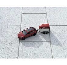 Pflastersteine mit Spielzeugauto und Anhänger