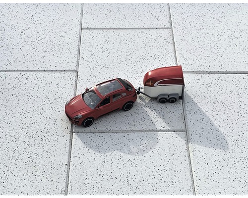 Pflastersteine mit Spielzeugauto und Anhänger