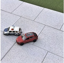 Graue Terrassenplatten mit Spielzeugautos