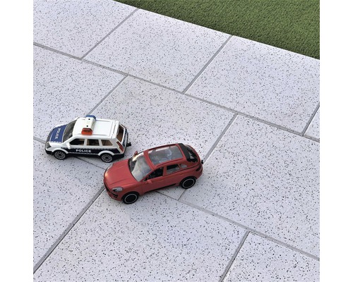 Graue Terrassenplatten mit Spielzeugautos