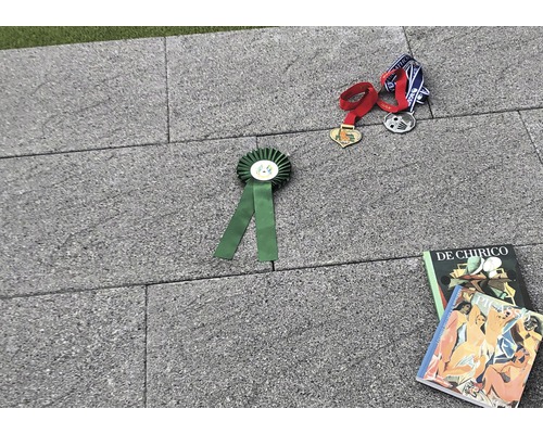 Bodenplatten mit Siegerpreisen und Büchern