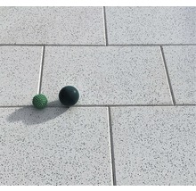 Terrassenplatten mit zwei Massagebällen