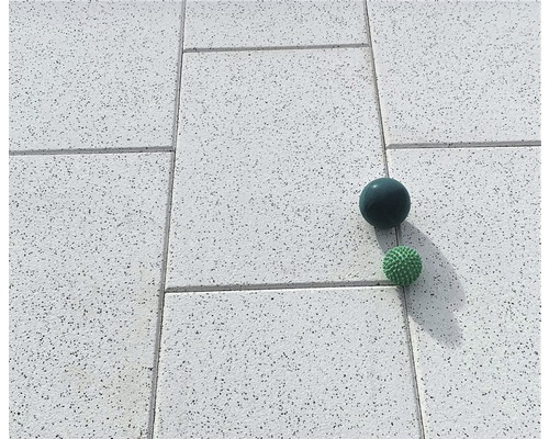 Gartenplatten aus Beton mit zwei Kugeln darauf.