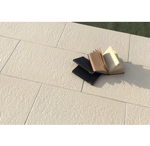 Bodenfliesen mit offenem Buch