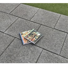 Graue Terrassenplatten mit zwei Kunstbänden