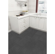 Küchenszene mit weißen Schränken und dunklem Boden