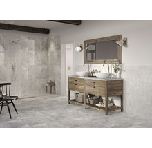 Badezimmer mit Dusche, Waschtisch und grauen Fliesen