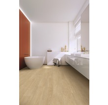 Modernes Badezimmer mit freistehender Badewanne, Waschtisch und hellem Holzboden.