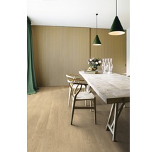 Esszimmer mit Holzboden, Esstisch, Stühlen und Pendelleuchten