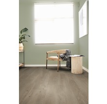 Heller Raum mit Holzfußboden, Stuhl und Fenster