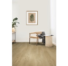 Innenraum mit hellem Holzboden, Stuhl und Dekoration