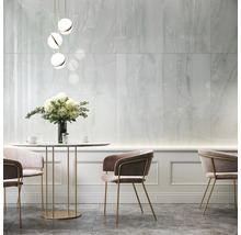 Esszimmer mit Marmorwand, Esstisch, Blumen und Stühlen