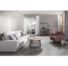 Wohnzimmer mit Sofa, Sessel, Couchtisch und Regal