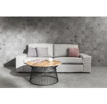 Wohnzimmer mit Sofa, Kissen, Tisch und gemusterter Wandfliese