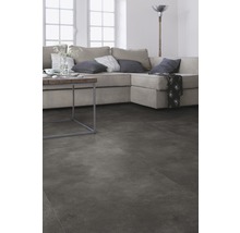 Wohnzimmer mit grauer Bodenfläche, Sofa und Beistelltisch.