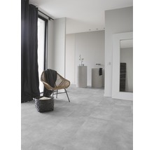 Heller Raum mit Designboden, Sessel und Dekoration