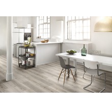 Heller, geräumiger Küchen- und Essbereich mit Holzboden, Esstisch und Küchenwagen