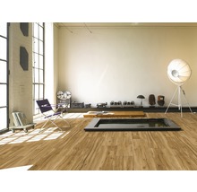 Wohnraum mit Holzboden, Stuhl und Dekorationen