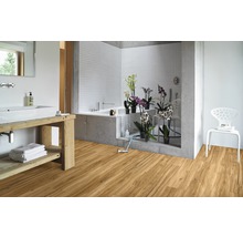 Helles Badezimmer mit Holzboden, Waschbecken mit Holztisch, Badewanne und Stuhl