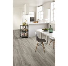 Helle Küche mit Esstisch, Stühlen und Boden in Holzoptik