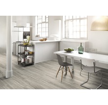 Heller Wohnraum mit Holzboden, Esstisch und Küchenwagen