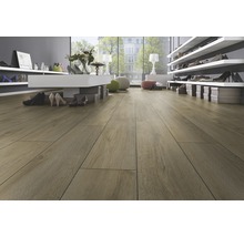 Heller Holzboden in einem Schuhgeschäft mit Regalen und Dekorationsartikeln