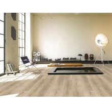 Heller Raum mit Bodenbelag in Holzoptik, Sitzgelegenheit und Dekoration