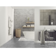 Helles Badezimmer mit Badewanne, Ablageflächen, Wäschekorb und Handtüchern für ein entspannendes Ambiente