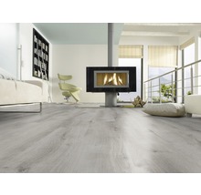 Heller Raum mit modernem Kamin und Holzboden